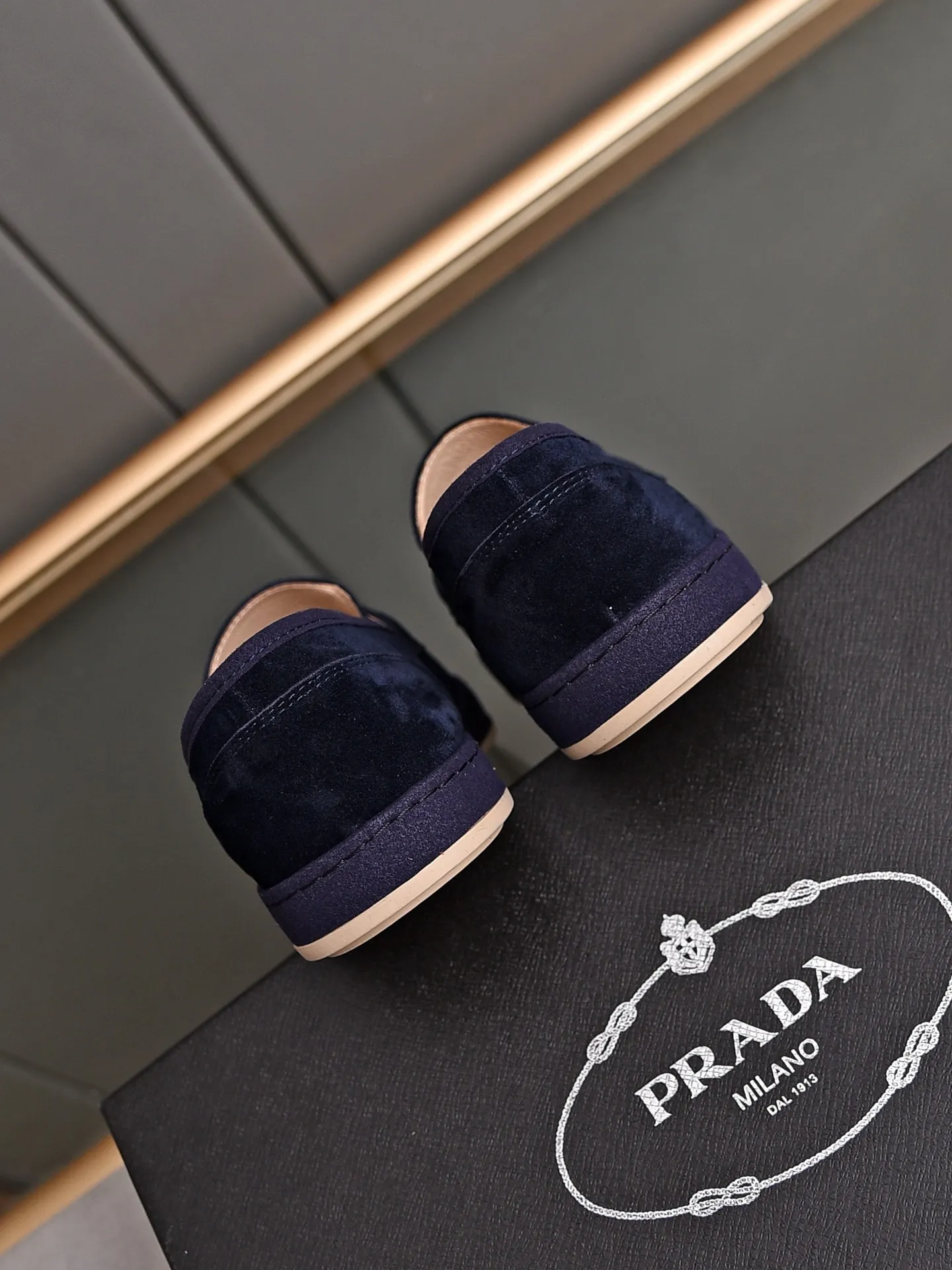👟👟👟Men's Shoes💰P420 🆕🔥New Updates🔥👟PRADA (Prada) new products are released, imported soft cowhide, fashionable to allow air to penetrate the entire shoe, and the awesome shoes [strong] bring an extremely comfortable and breathable feeling! Beautiful inside and out! Exquisite workmanship, top-grade cowhide material, 😌Number: 38~44, 3 colors available: black, white and blue.